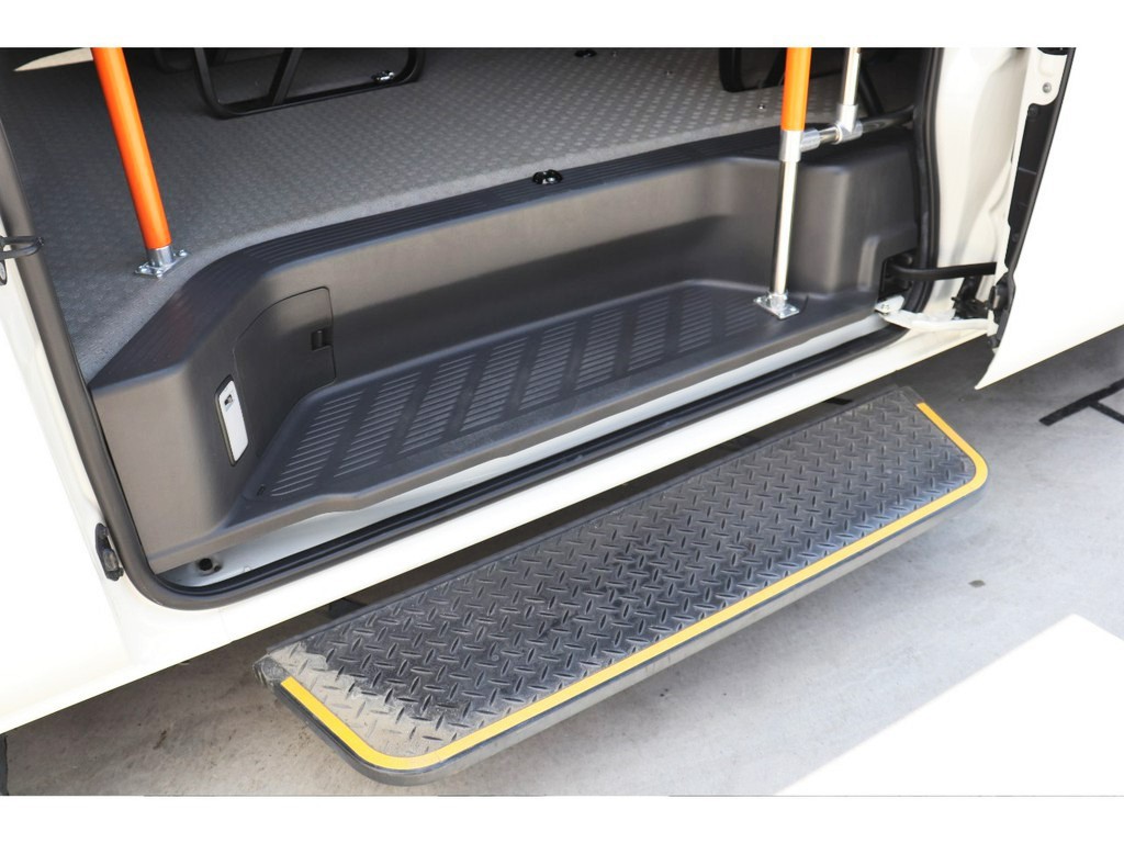格納式乗車ステップ、乗車バー装備で乗り降りラクラクです！