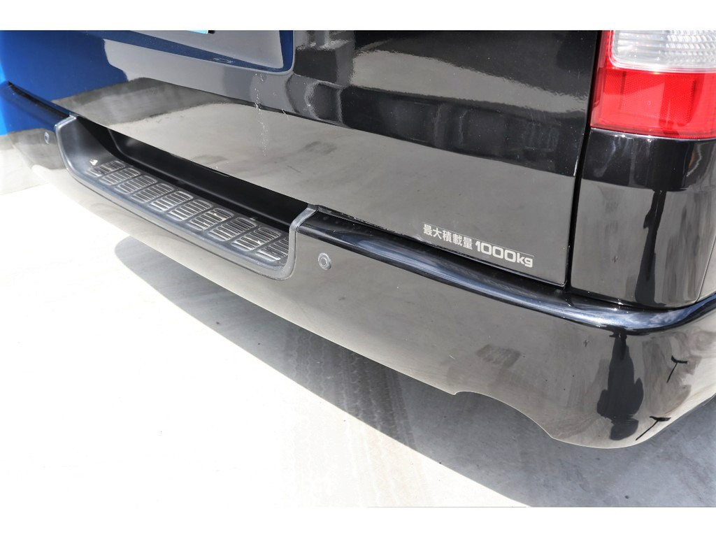リアバンパーは荷物の積み下ろしに便利なステップ付き！