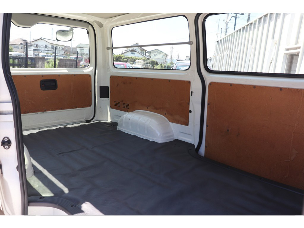 リアシート無し３人乗り車両なので、後部荷室をフルに活用できます♪