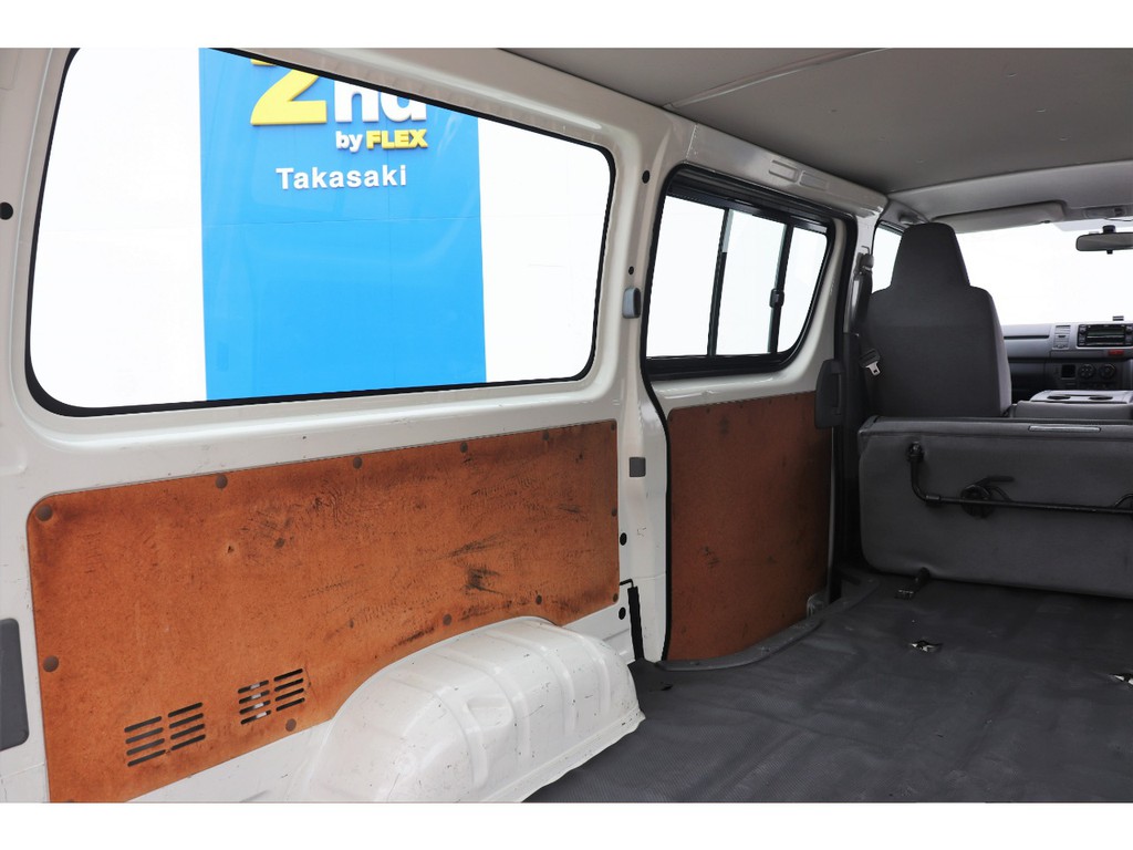 年式は古いですが、荷室も内装比較的綺麗な状態です！