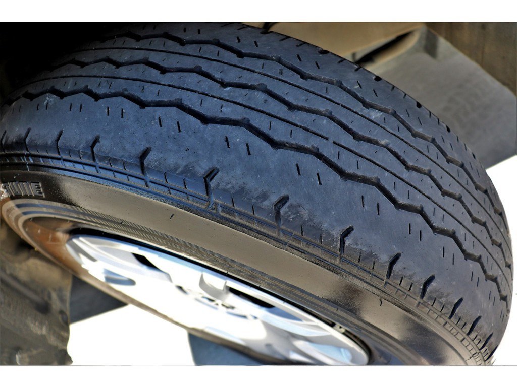 タイヤは溝がまだ残っており、すぐに交換する必要はございません！