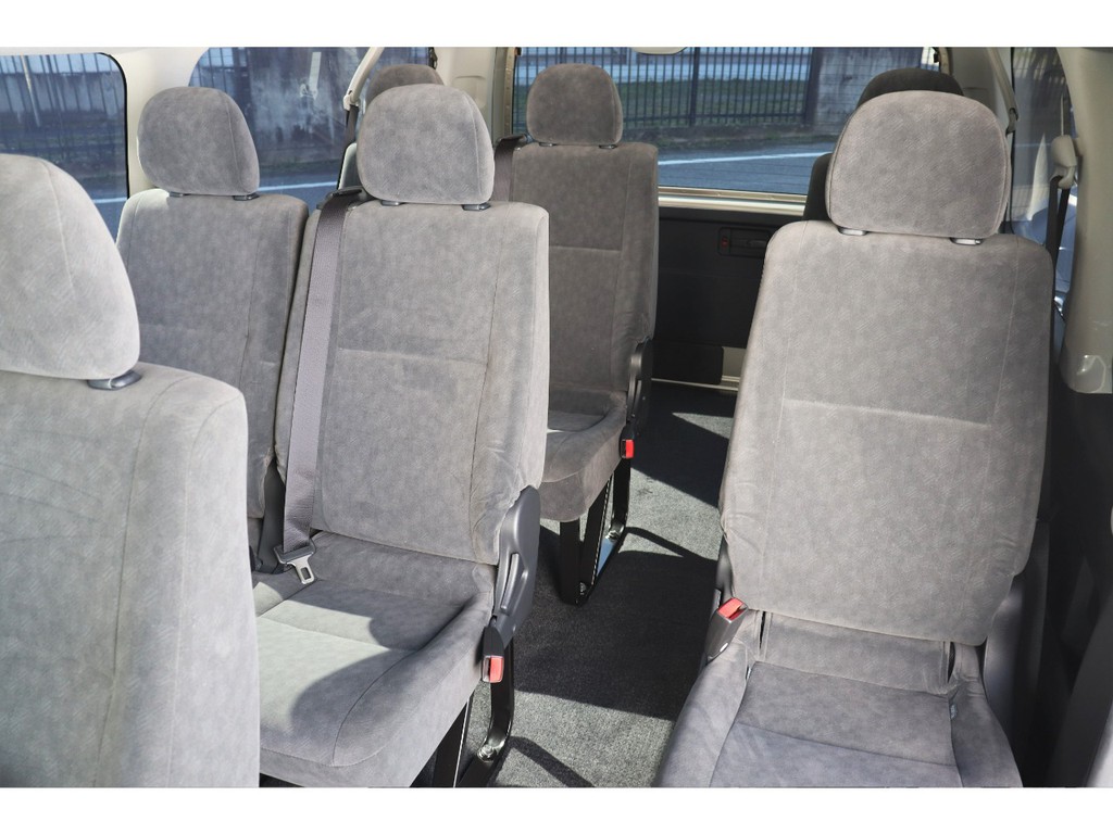 ウォークスルーとなっており、車内の移動や乗り降りがしやすくなっております！