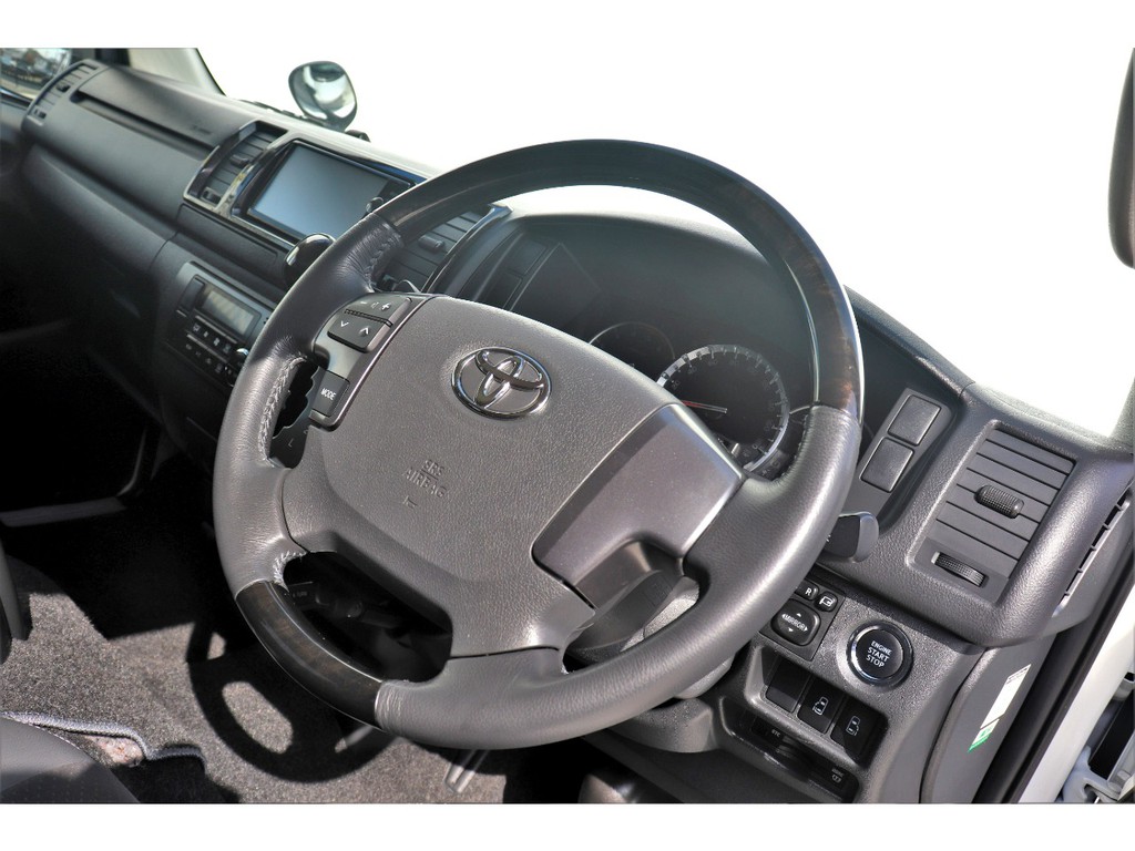 ステアリングは特別仕様車専用のウッドコンビステアリング！