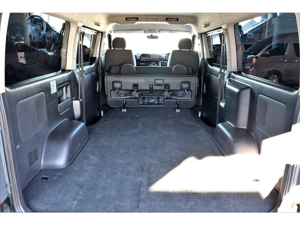 セカンドシートを跳ね上げれば元々広い荷室が更に広々とお使いいただけます！