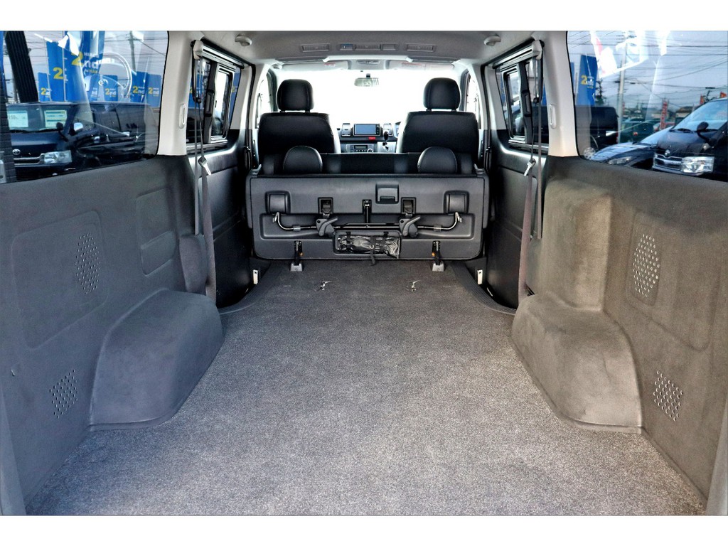 セカンドシートを跳ね上げれば元々広い荷室が更に広々とお使いいただけます！
