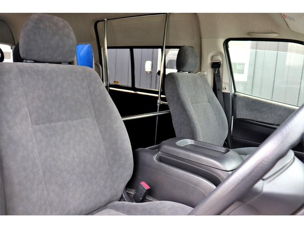 シートは厚みが有り長時間の運転も楽々♪