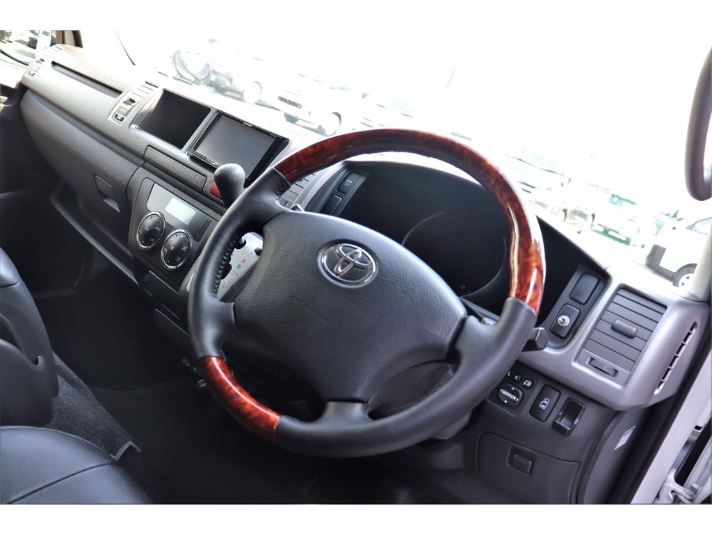 茶木目コンビステアリングを装備！