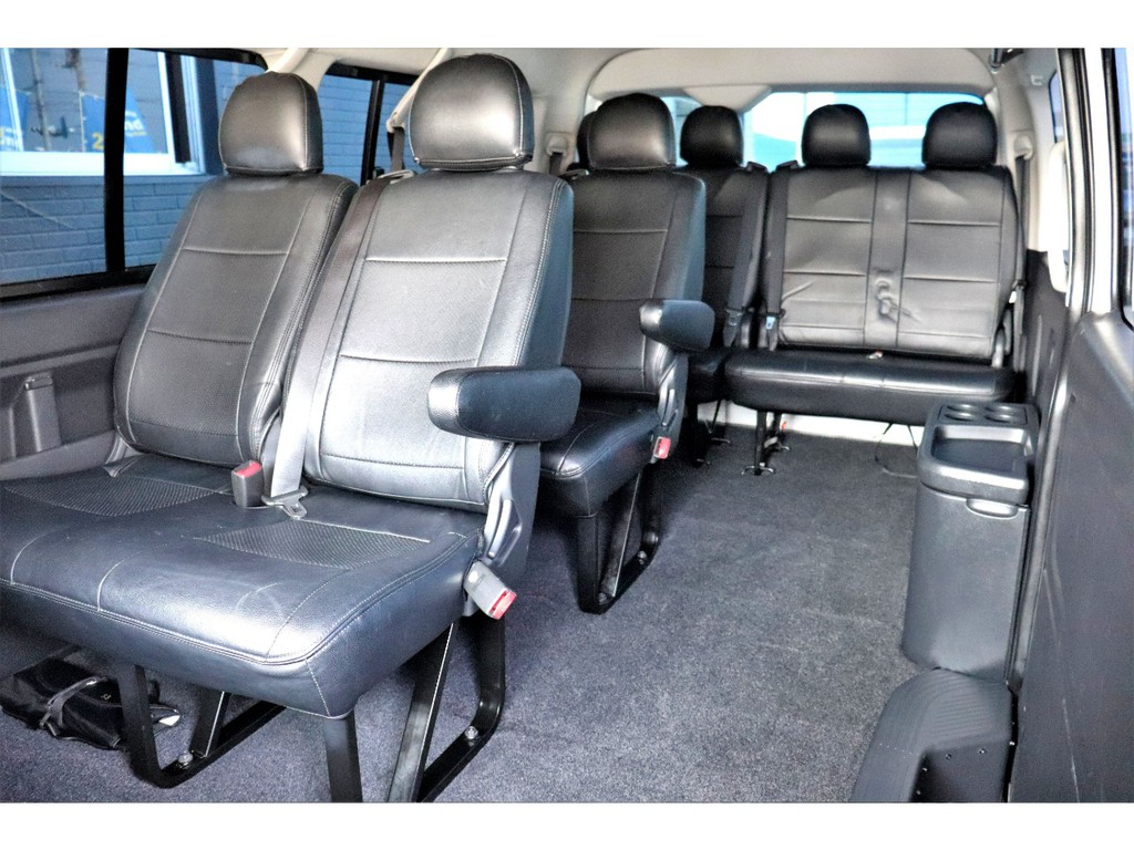 スライドドア側は通路になっており最後席への乗り降り楽々♪