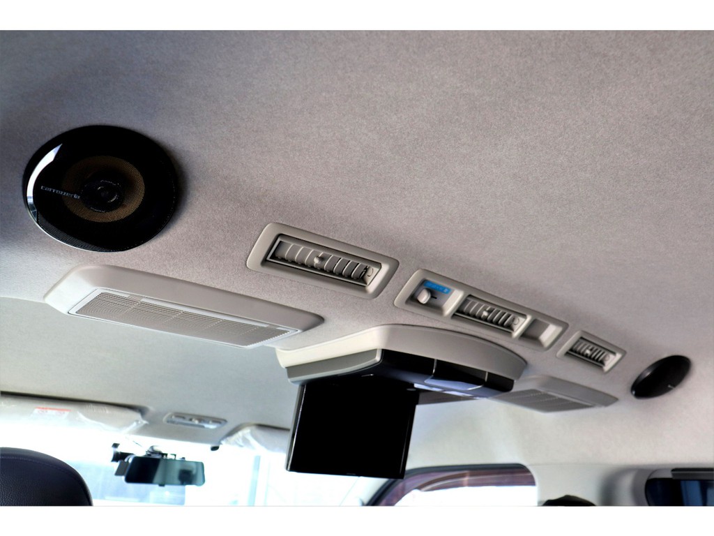 フリップダウンモニター、後席追加スピーカー搭載！