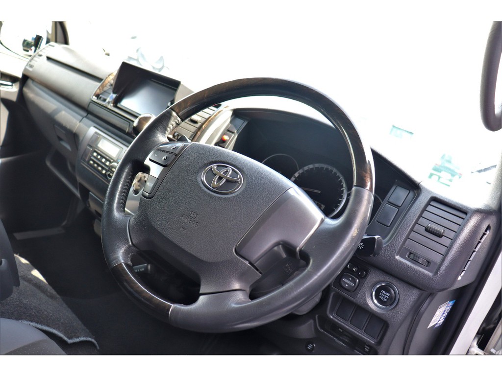 ステアリングは特別仕様車専用ウッドコンビステアリング！