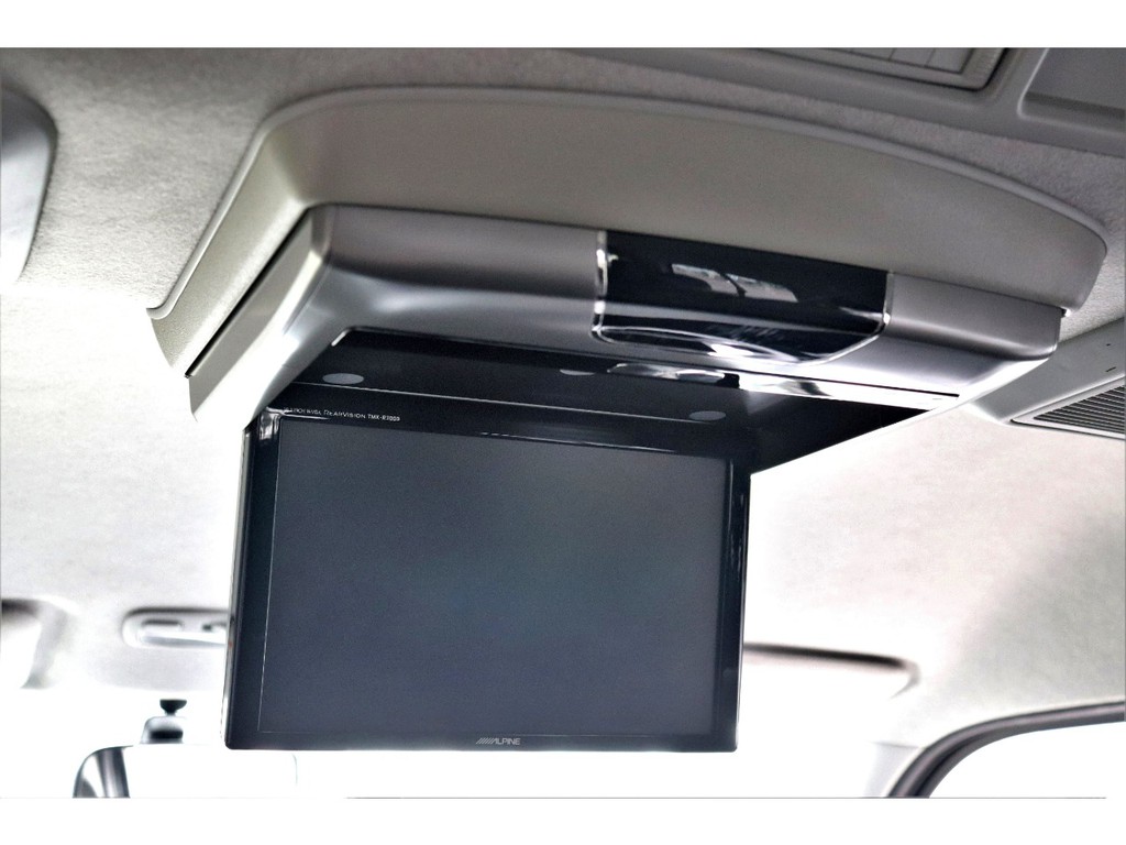 フリップダウンモニターで後席の方もＴＶ・ＤＶＤをお楽しみいただけます！