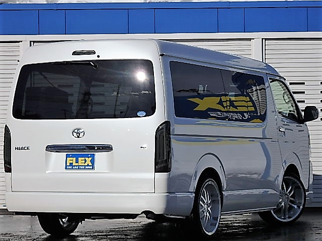 人気のパールホワイトをベースにフルカスタム！新品ボンネット、スポイラー、20inアルミホイールetc……