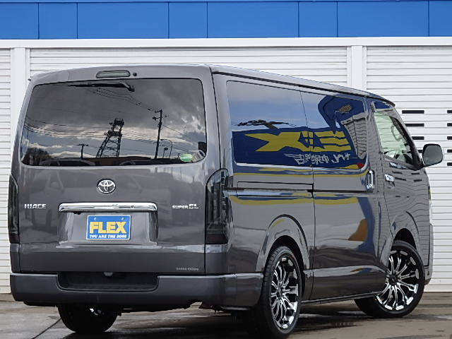 4型ハイエースバンガンメタリック入庫です！新品パーツ多数イントール！ベッドキッド搭載で車中泊に対応可能♪