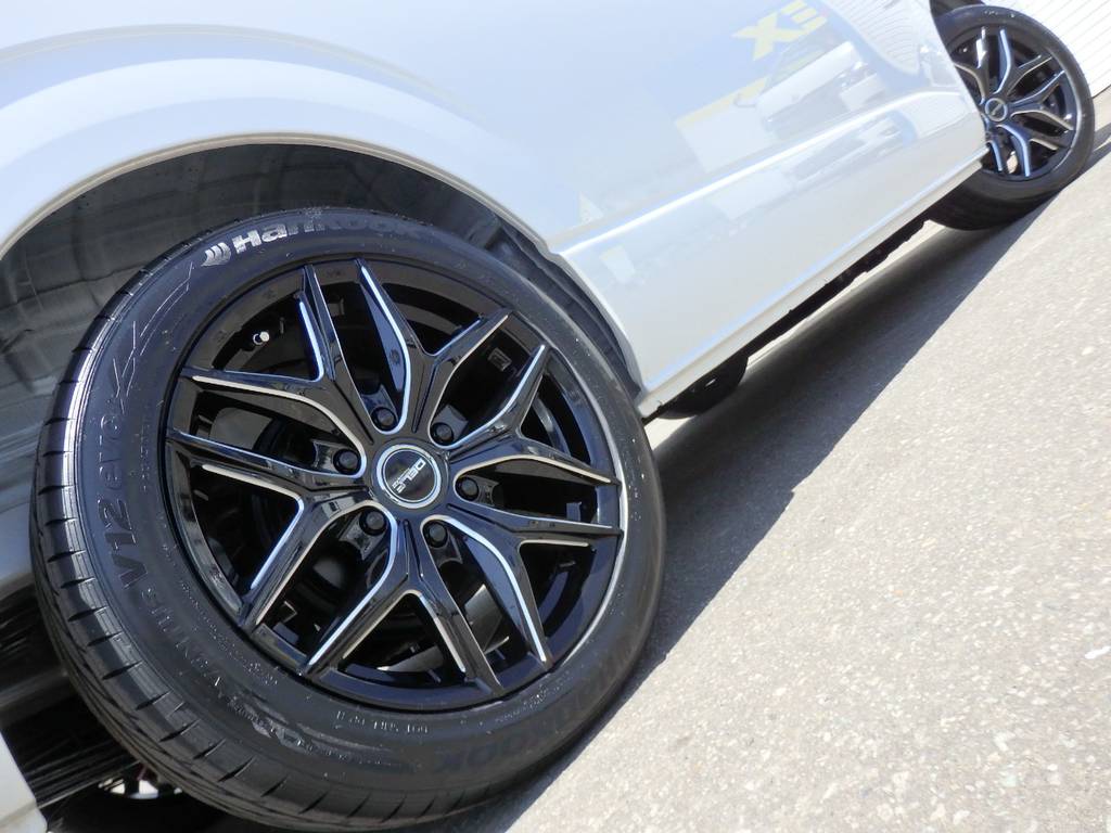 足元には、ＦＬＥＸオリジナルのＤｅｌｆ０１　１８インチを装着です！