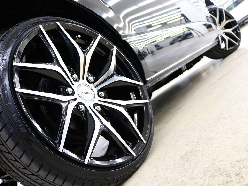 足元には、ＦＬＥＸオリジナルのＤｅｌｆ０１　２０インチを装着！