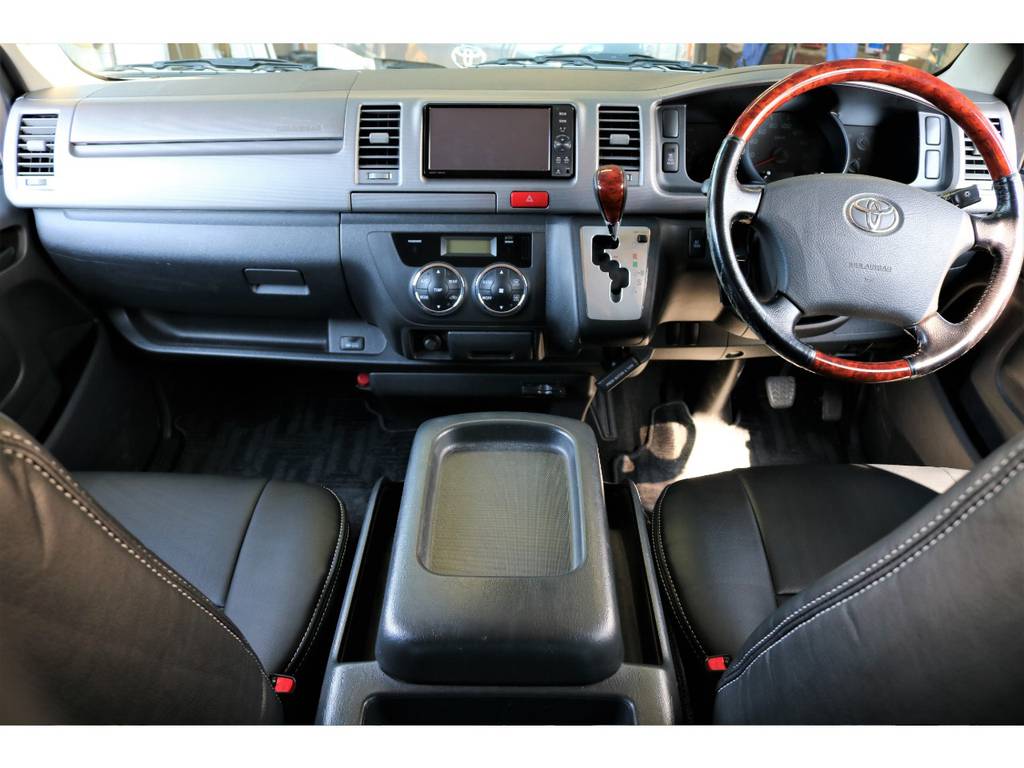 根強い人気の３型ハイエースＶブラックマイカの入庫です！
