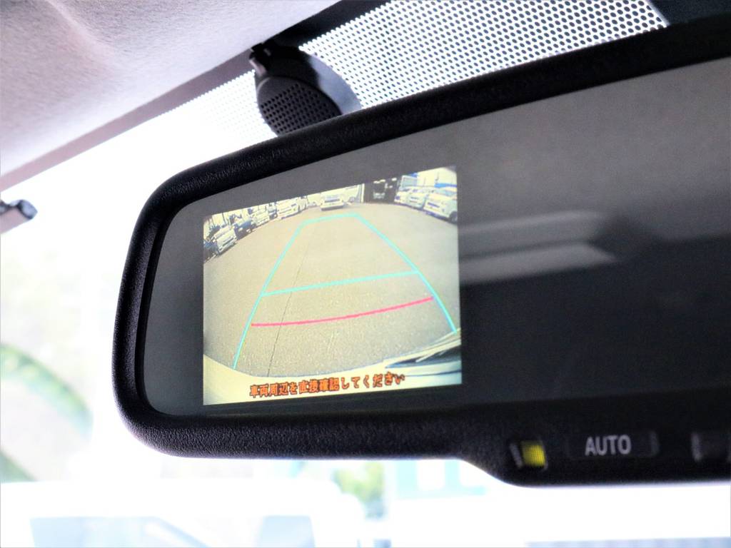 オプションのバックモニター付き自動防眩ミラーで駐車も安心ですね♪