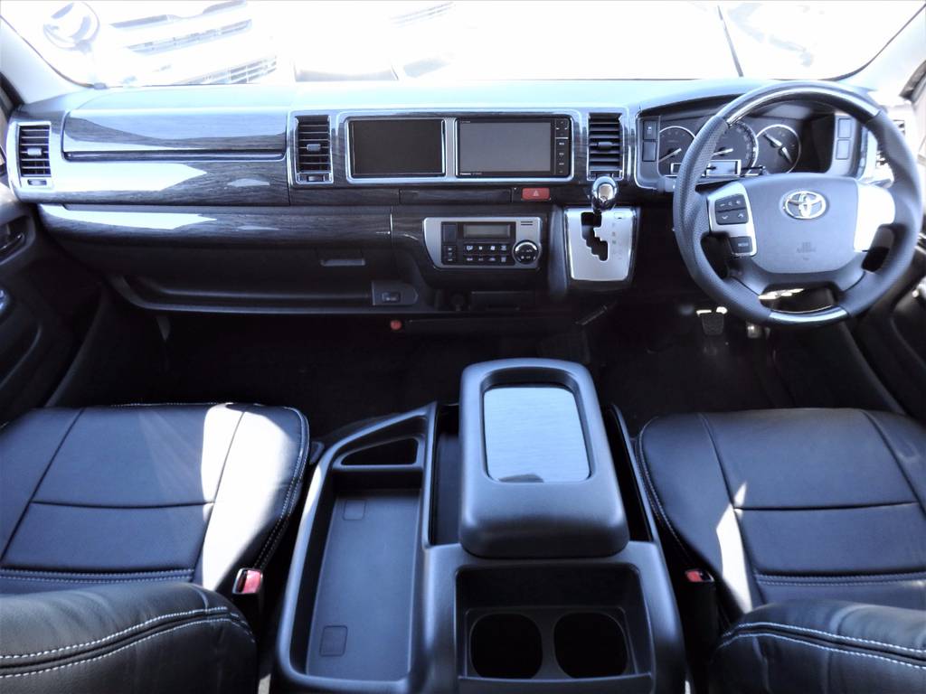 レザー調シートカバーでさらに上質に！！黒木目調インテリアパネル＆コンビハンドル＆シフトノブ！