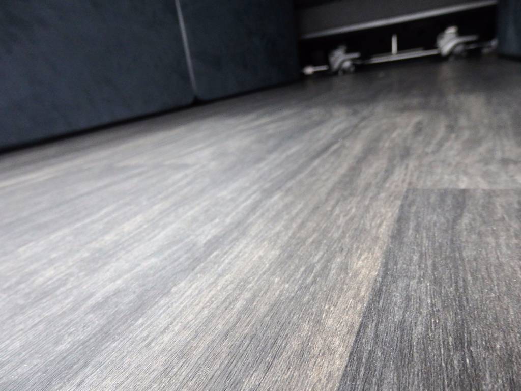 重歩行用床張りで重い荷物もお掃除もラクラクです！