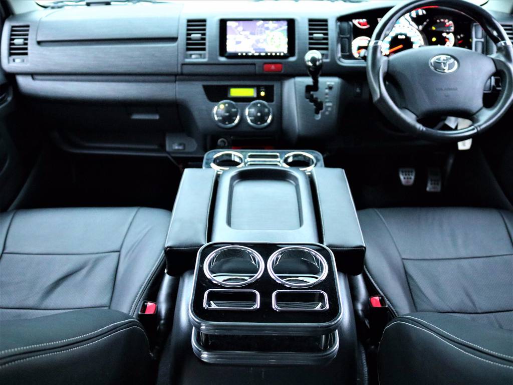 運転席周りのインテリアも充実しております♪