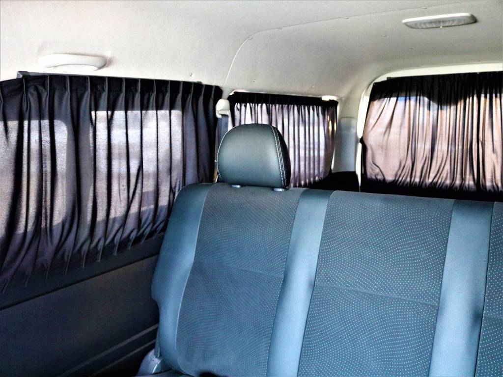 カーテンも付いています！！車内で寝泊まり安心ですね！！