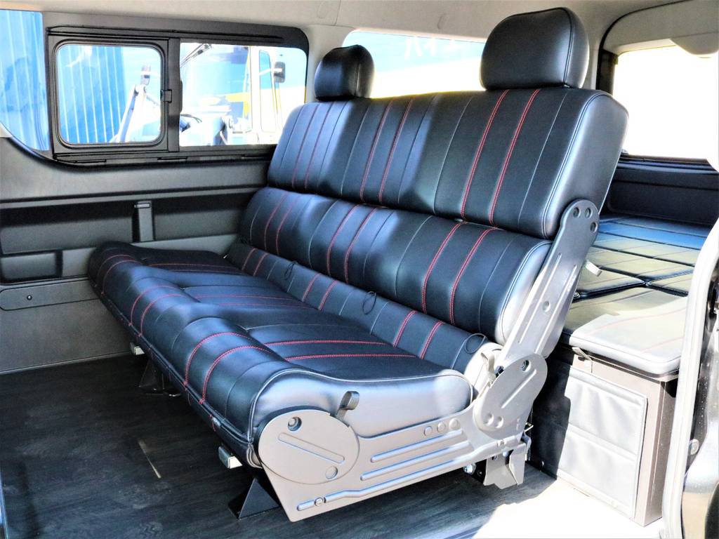 フラットにも対面仕様にもなるi-seatREVOを搭載！