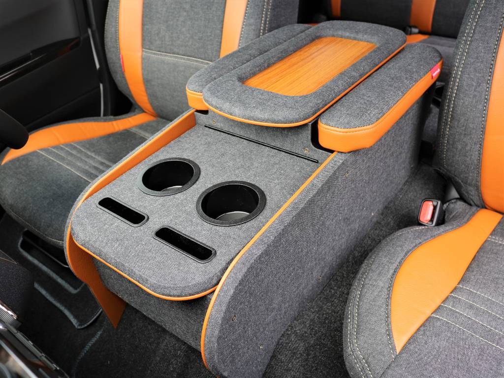 スマホ収納・ドリンクホルダー付きコンソールボックス！アームレストもあり、快適なドライブをお楽しみいただけます！
