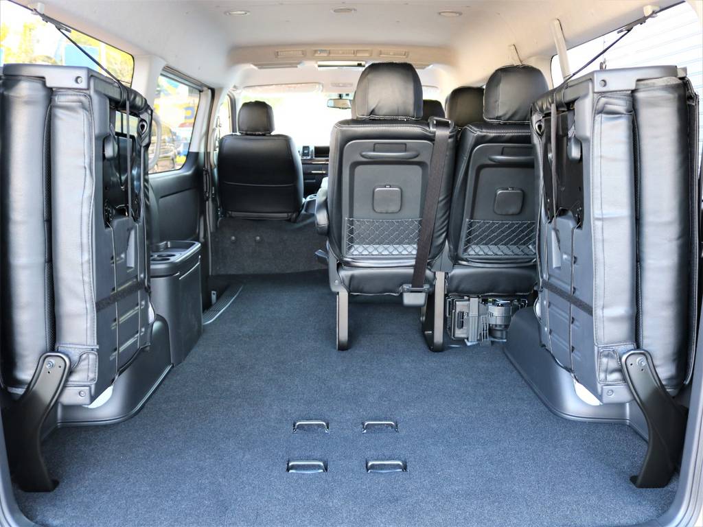 左右に跳ね上げた状態です。６名が乗れる状態でも広々とした荷室を確保できます！