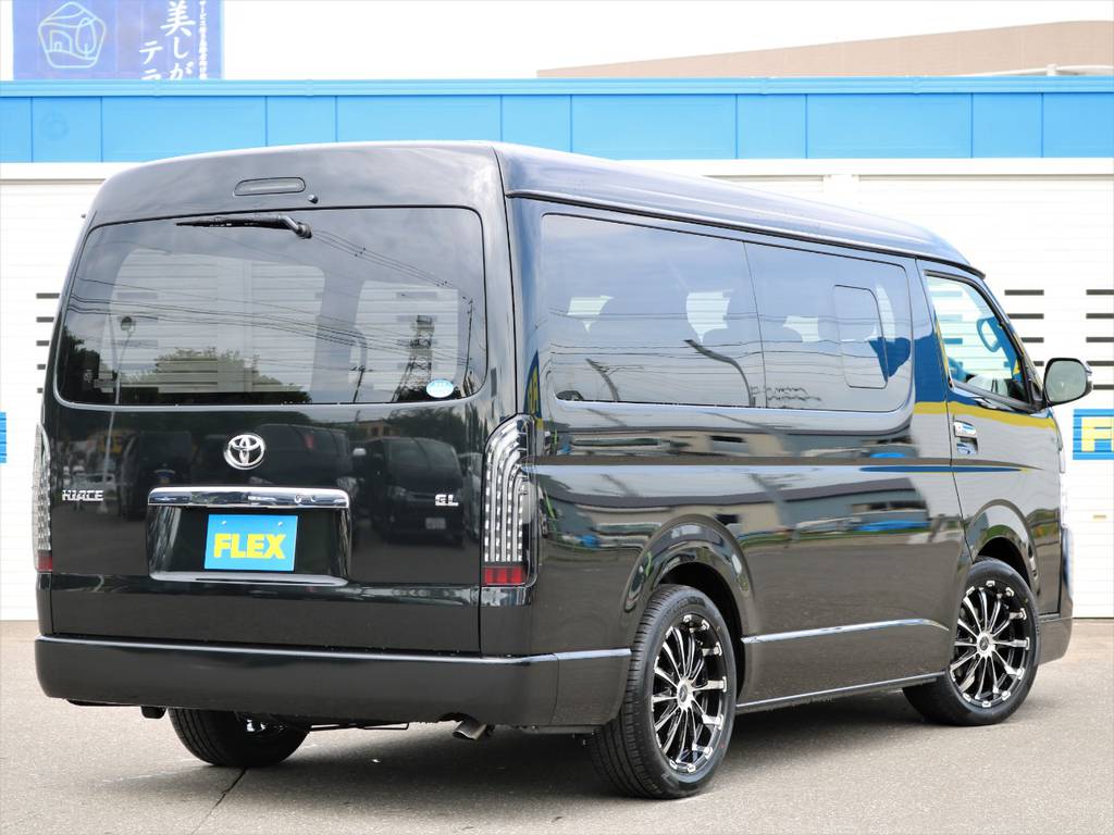 クールな黒ボディをベースに外装に凝った一台です！