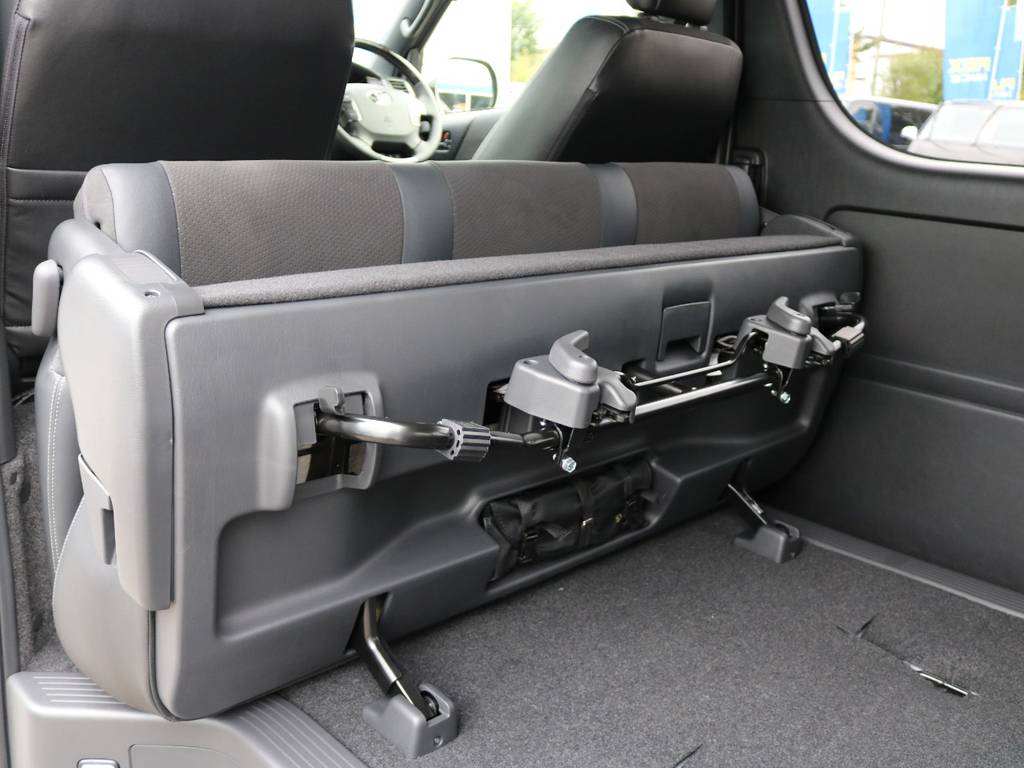後列は跳ね上げることが可能で、よりたくさんの荷物を積み込めます！