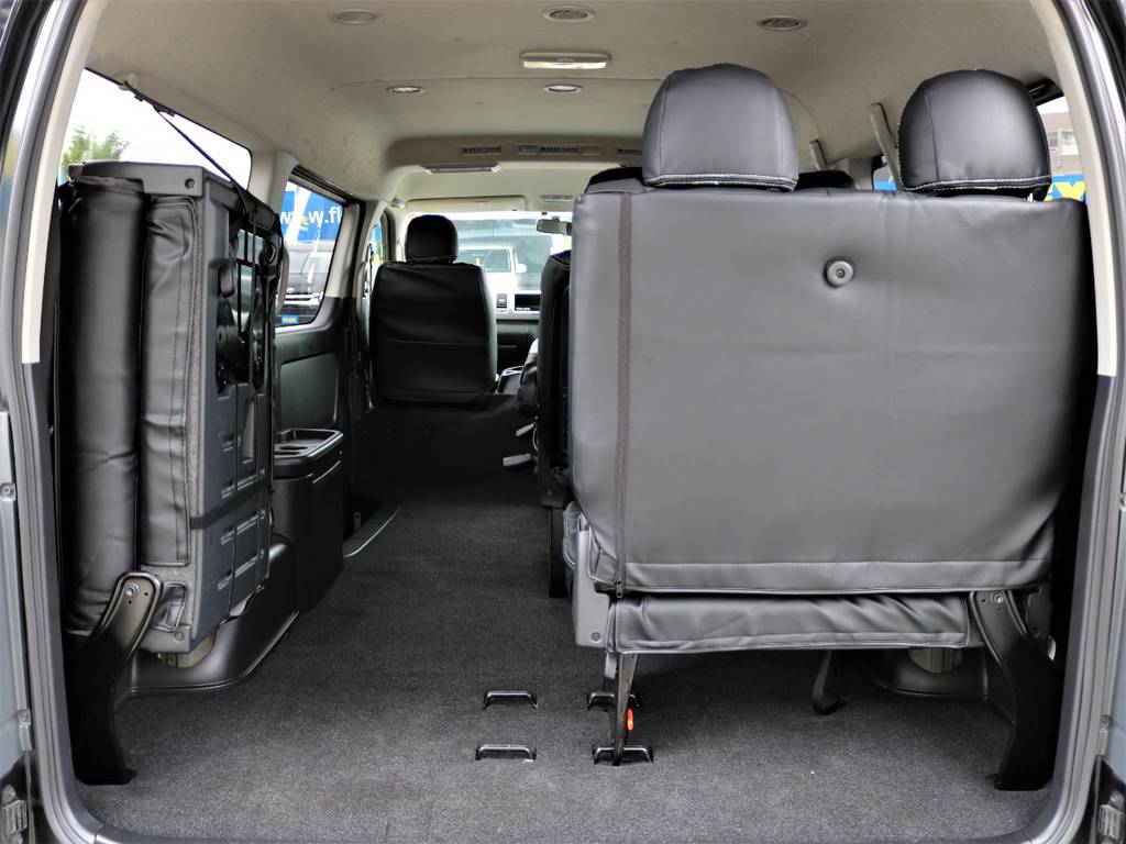 ４列目シートは跳ね上げとなっております！