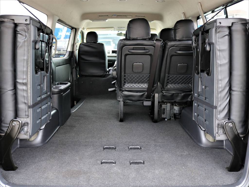 ４列目シートを跳ね上げてこんなに広々お使い頂けます！