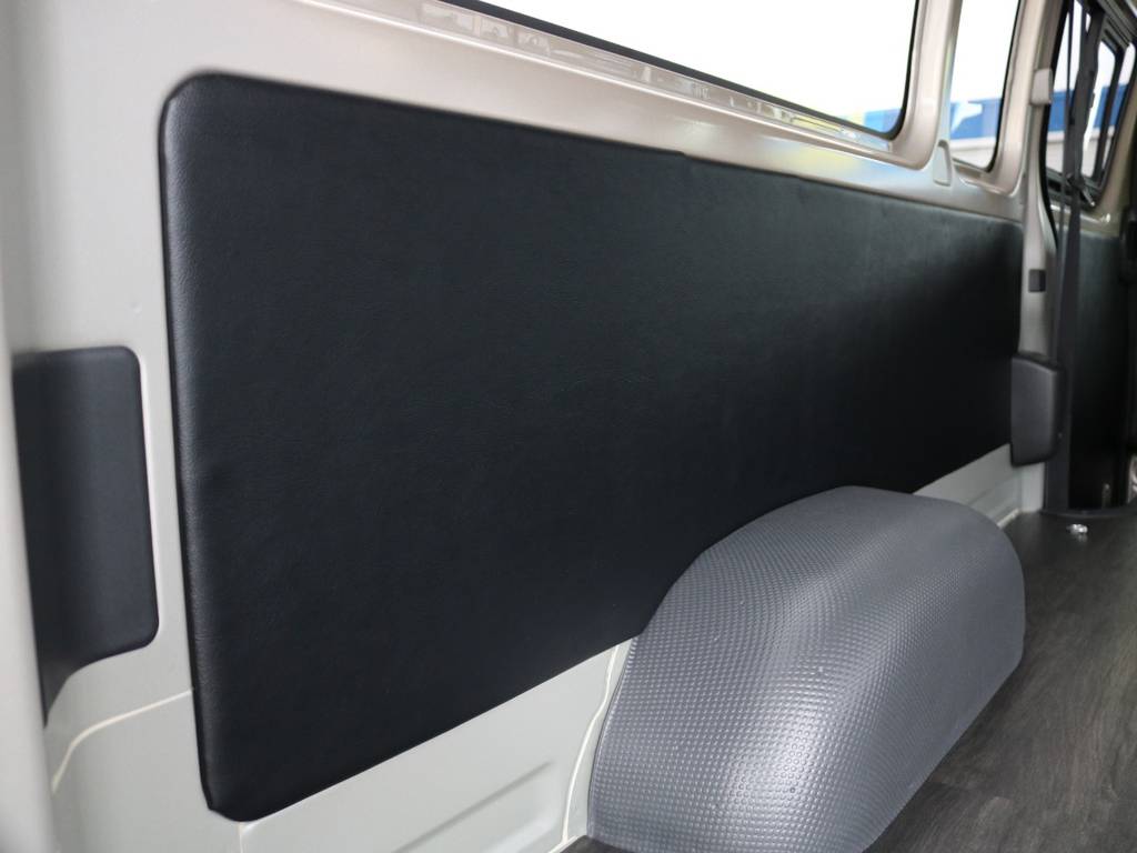 リアはトリムレザーを張りより上品な車内に！