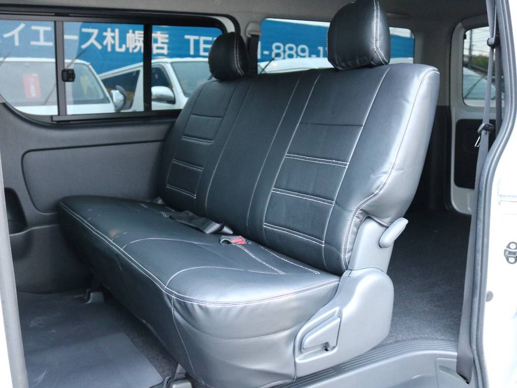2列目は背面を倒して折り畳み、跳ね上げることが可能です！
