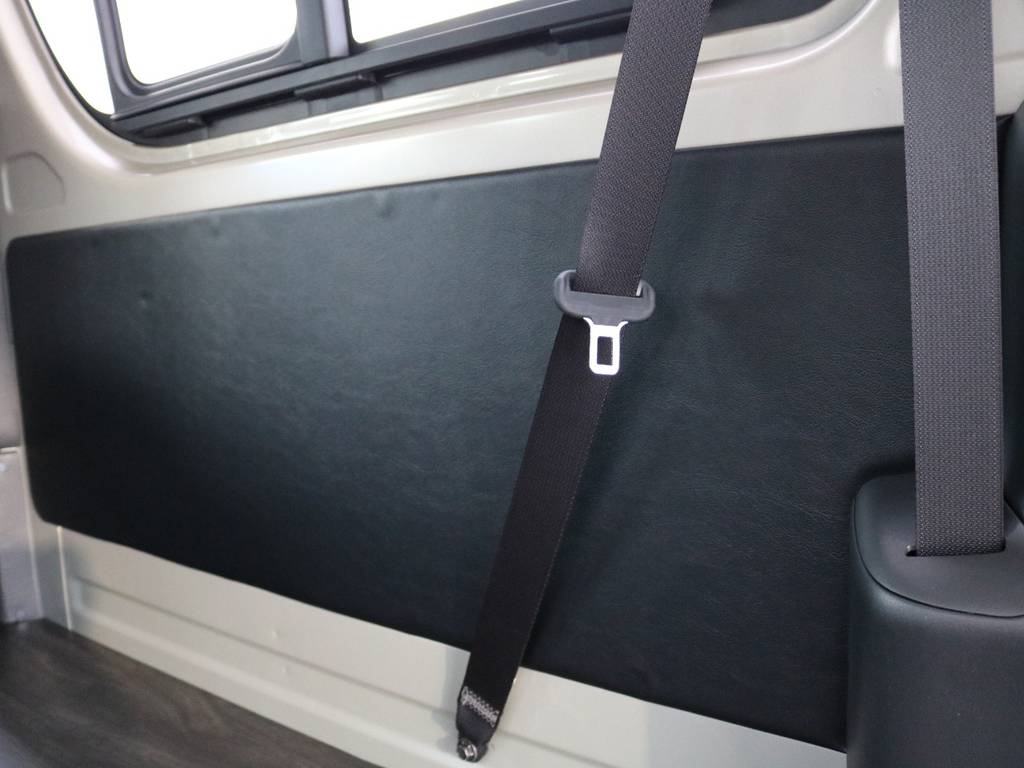 リアはトリムレザーを張りより上品な車内に！