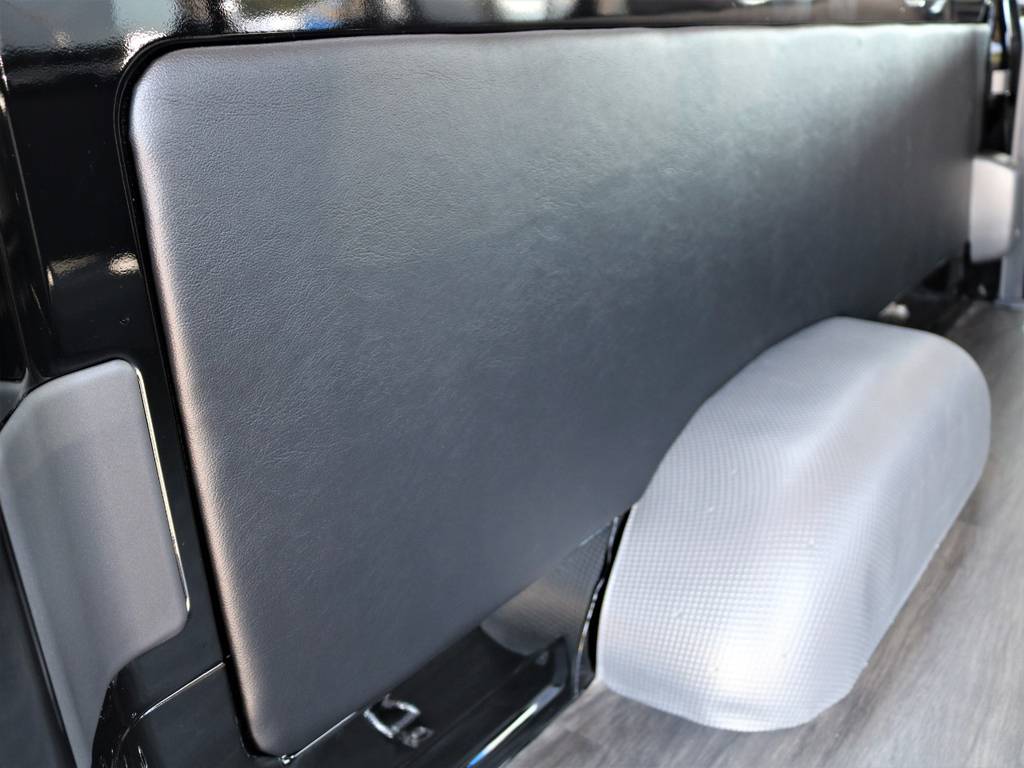 リアはトリムパネルレザー施工によりを上品な車内を演出！