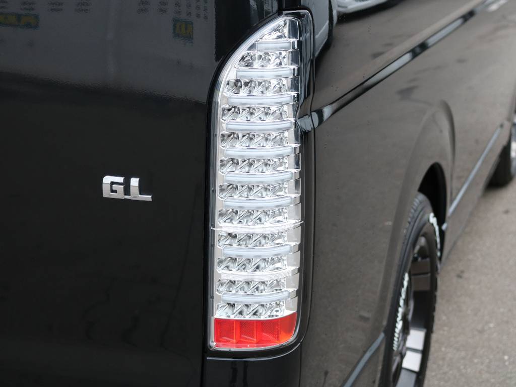 ヴァレンティ　LEDテールランプ　クリアスモークタイプ装備！