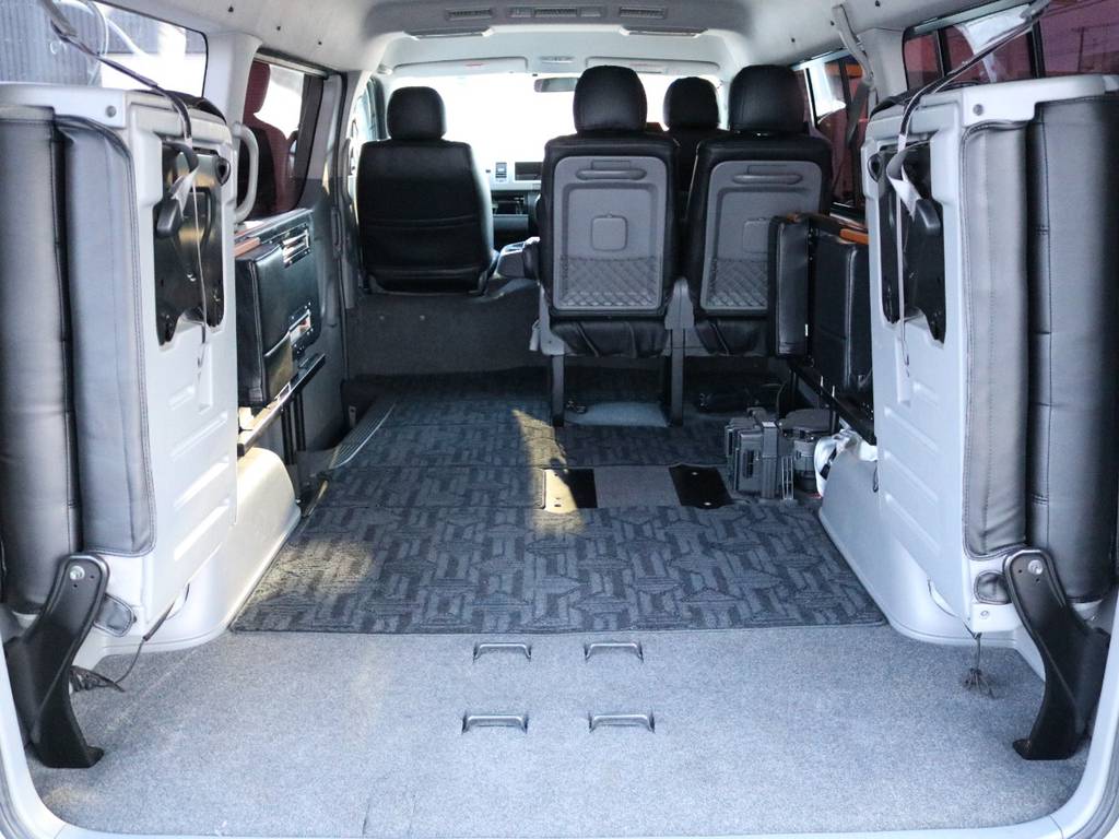 ベッドを左右に跳ね上げれば広大な荷室に！
