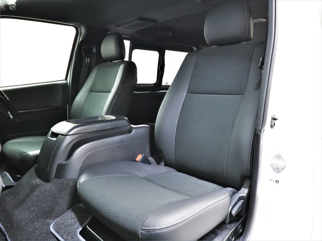 特別仕様車専用ハーフレザー表皮シート！