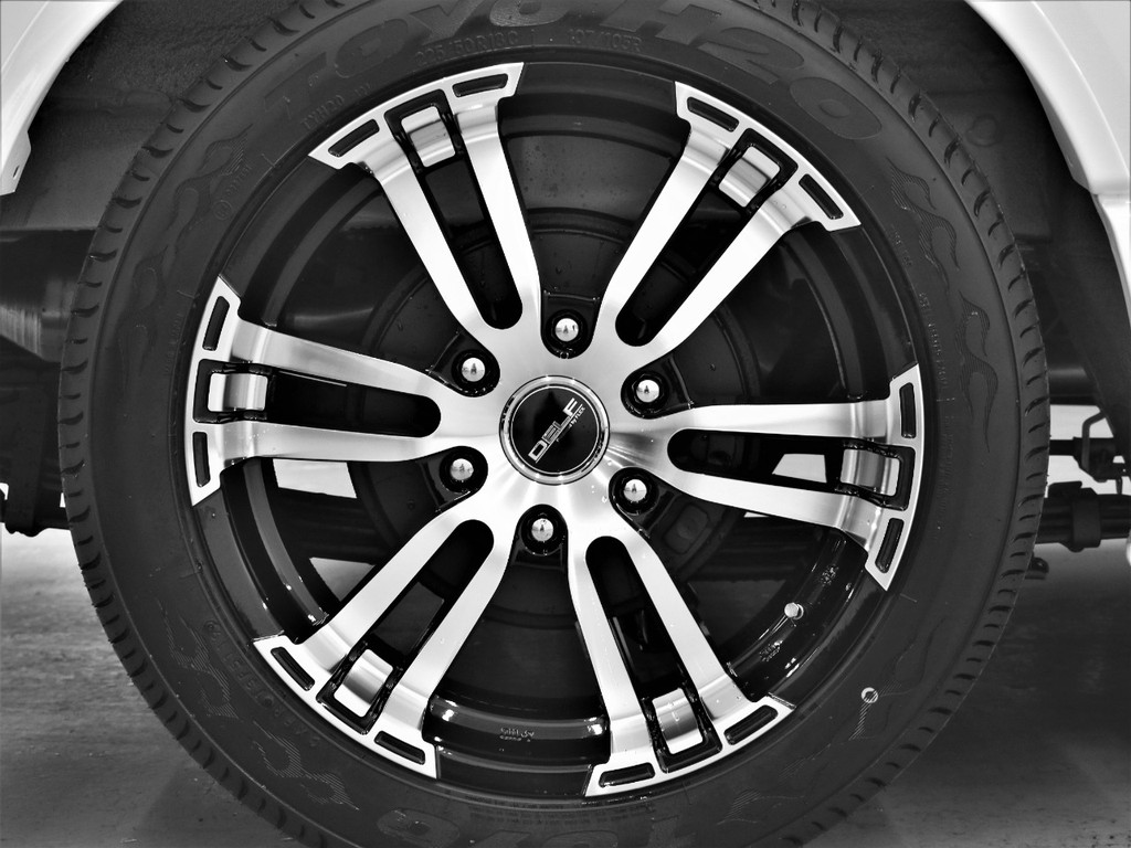 ＤＥＬＦ０１－１８インチアルミホイール　ＴＯＹＯ　Ｈ２０タイヤ