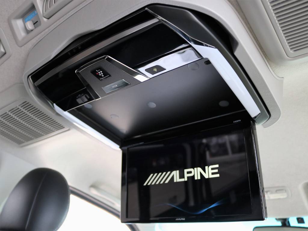 ALPINEフリップダウンモニターもカスタム済みです！