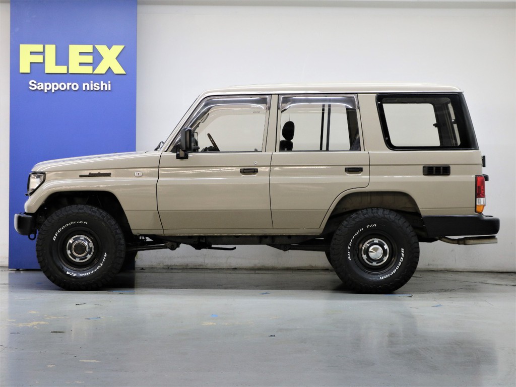 新品デニムシートカバー☆新品センターコンソールボックス☆新品カーゴパネル☆ナルディウッドステアリング☆ＨＤＤナビ☆フリップダウンモニター☆