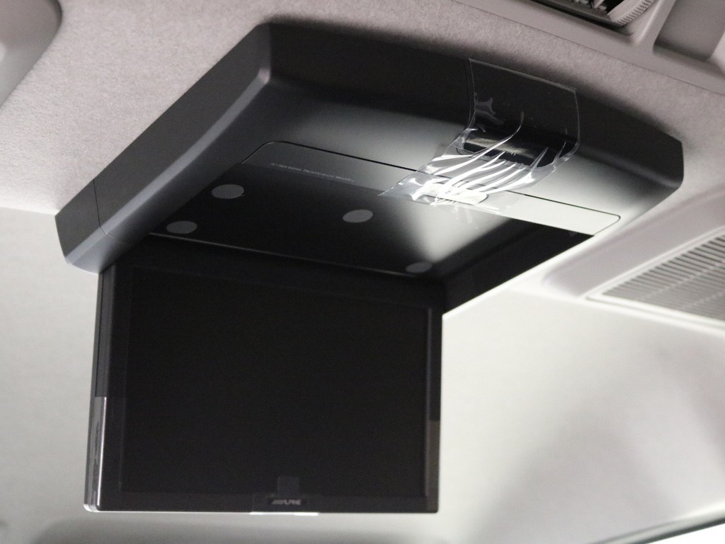 ALPINEフリップダウンモニター装着！後席の方のドライブも楽しくなりますね！