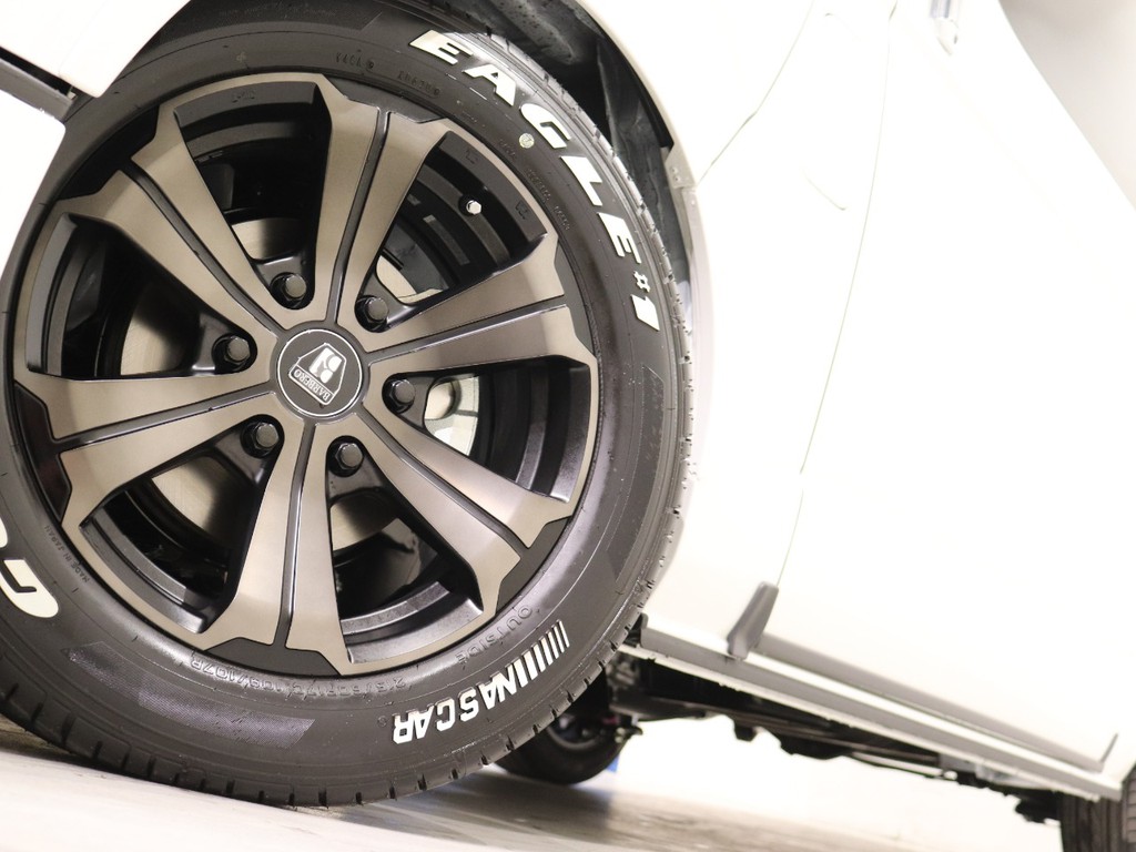 足元はバルベロアーバン17インチを装着！