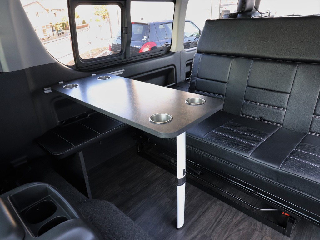 カップホルダー付きテーブル付きです！