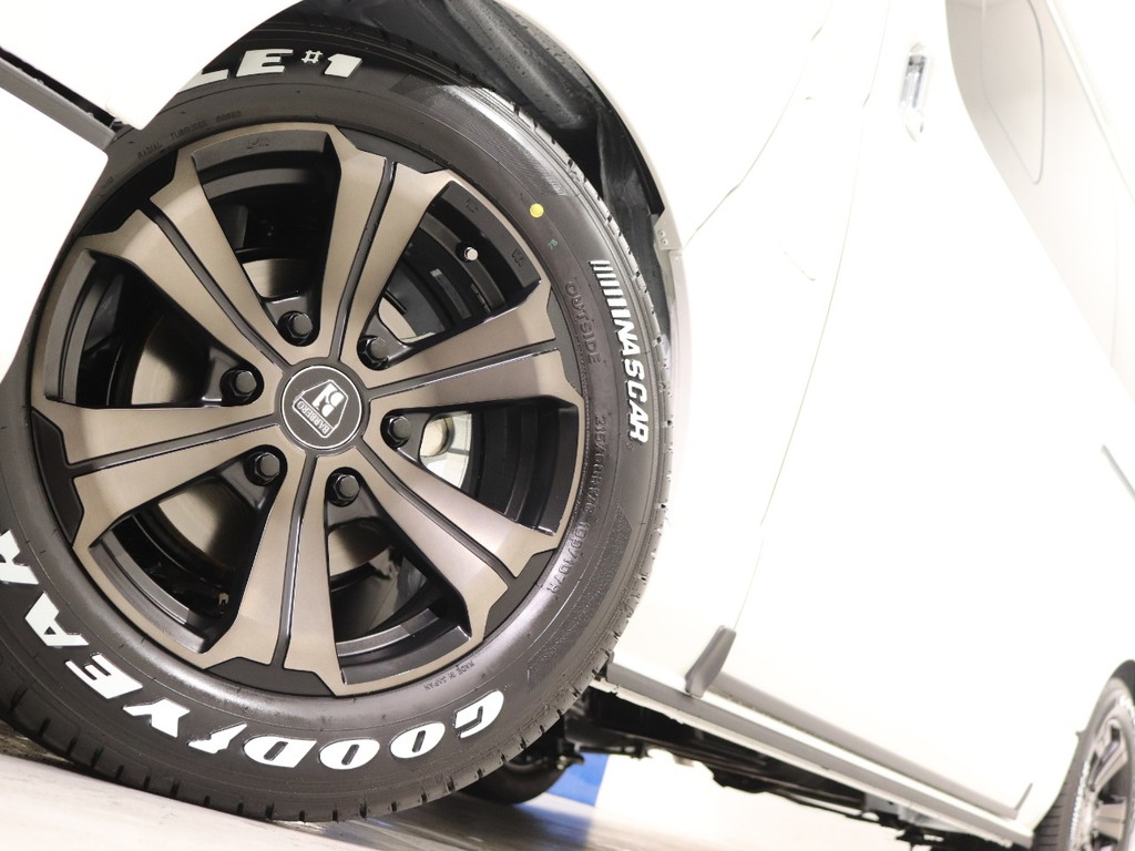 足元はFLEXオリジナルバルベロアーバン17インチ！