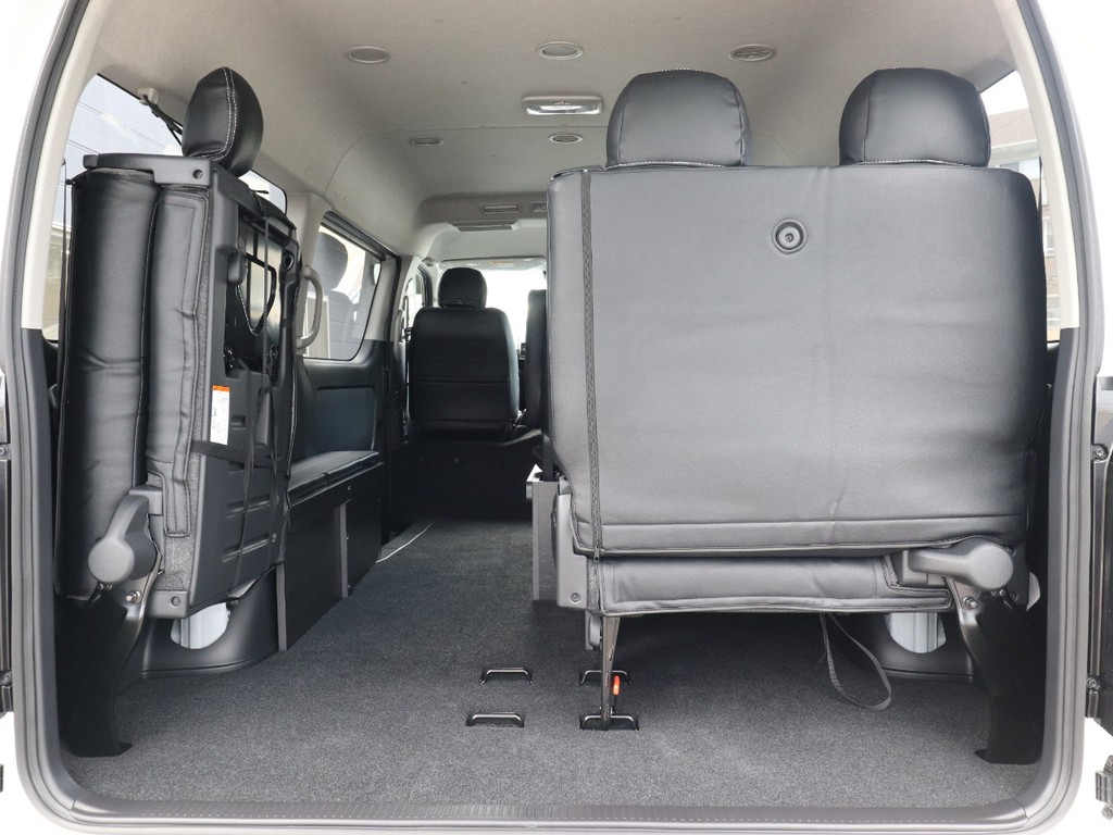 片側を跳ね上げることで長い荷物も積みこみ可能です！