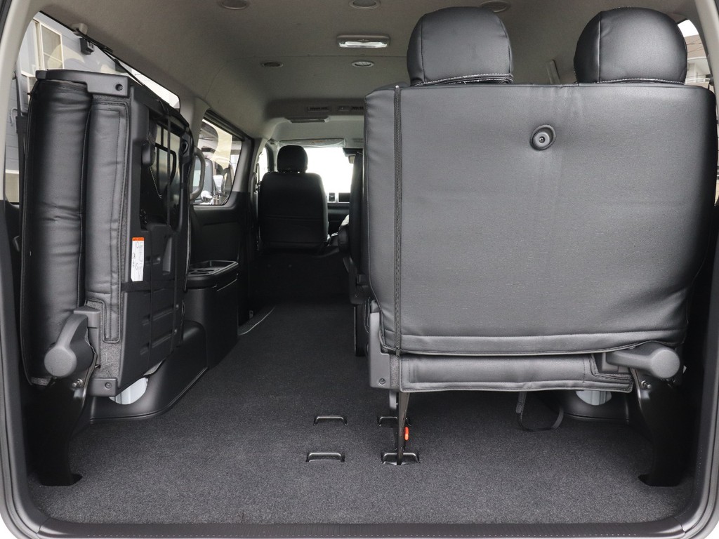 ワゴンならではの片側跳ね上げ8人乗りも可能です！