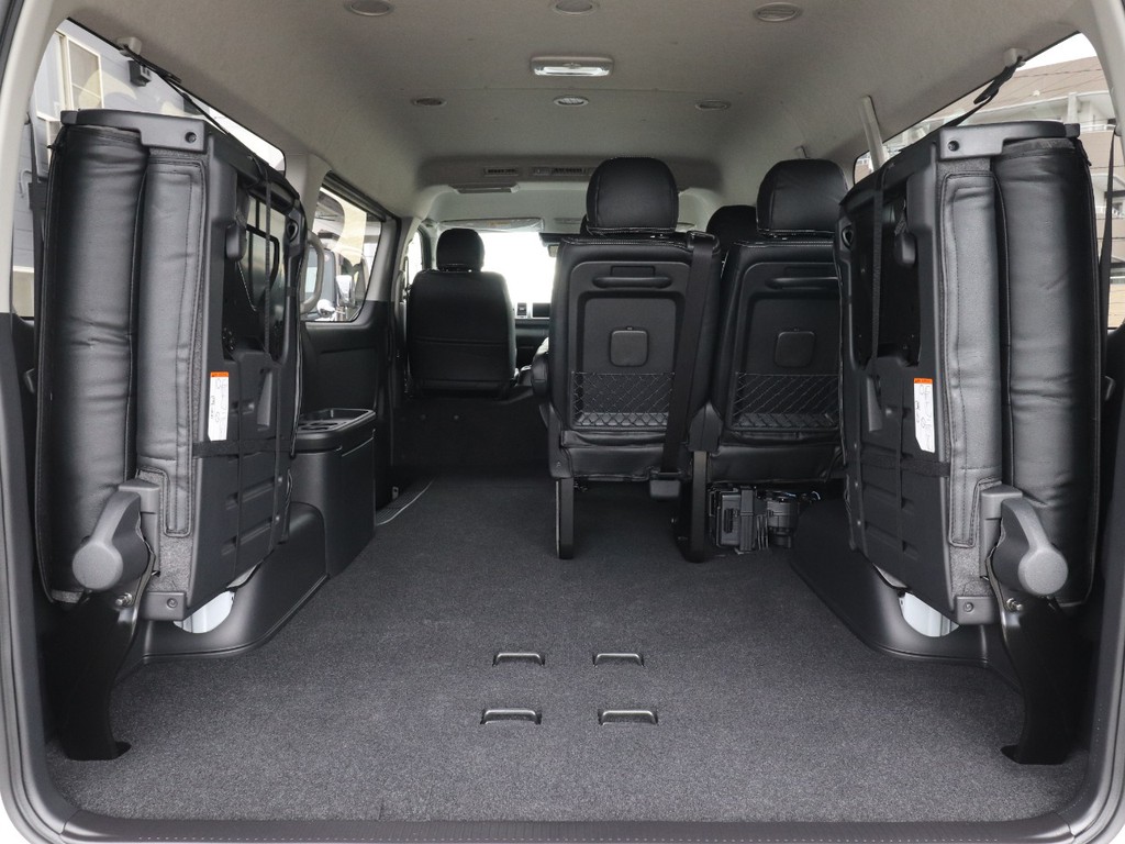 ４列目跳ね上げんでラゲッジスペースも大きく確保出来ます！