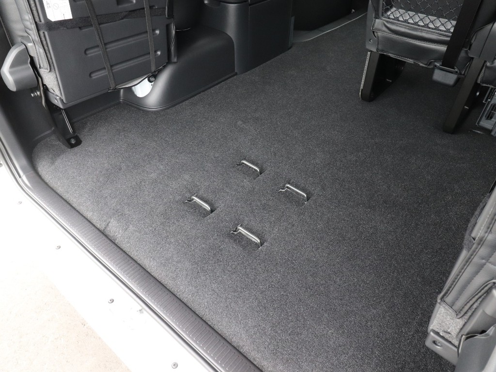 フロアマットやフローリング施工などのカスタムも可能です！